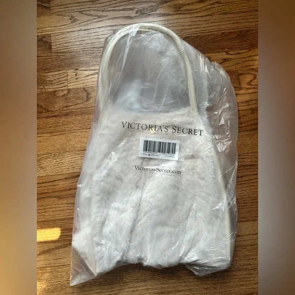 NWT Victoria’s Secret Plush Tote & Fleece Throw - Picture 3 of 5